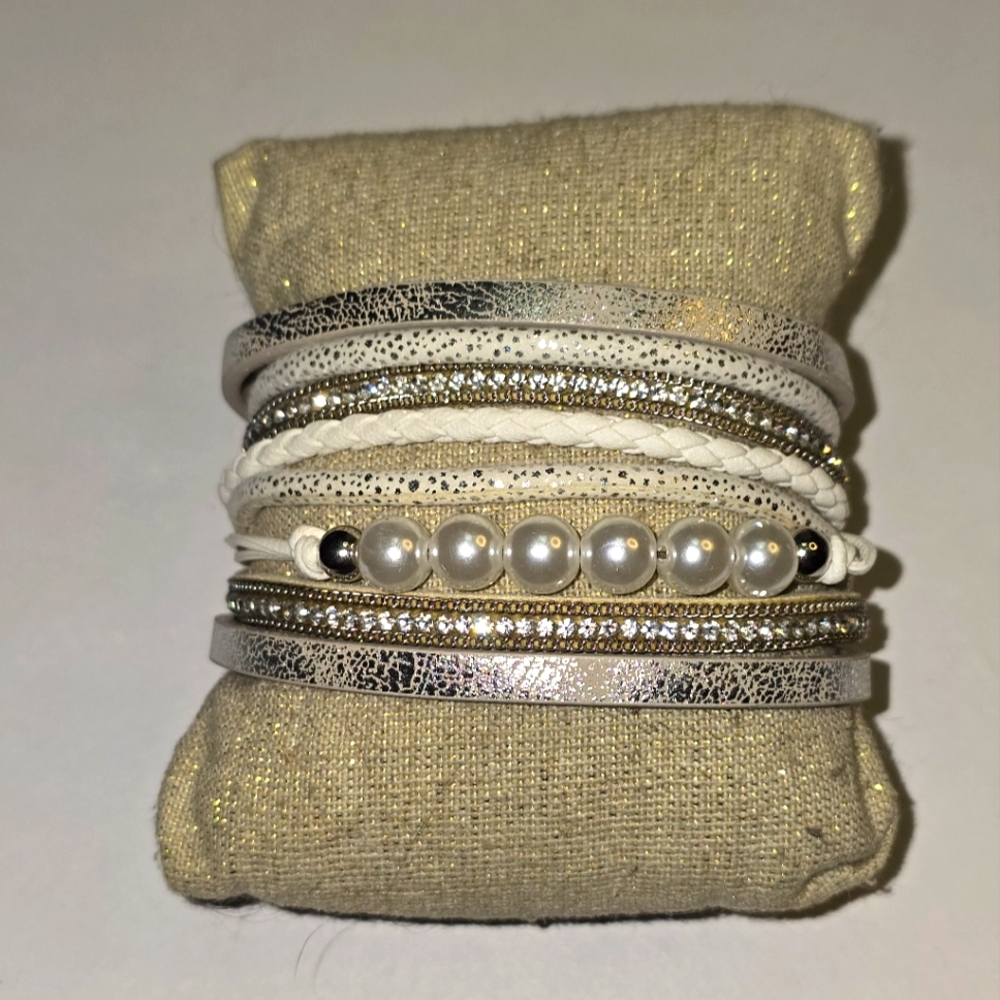 House Of Harlow Leather Faux‎ Pearl Silver and White Magnetic Bracelet New